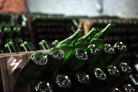 阿尔捷莫夫斯克在80米深处的工厂 香槟切拉机仓库白色玻璃旅行酒精地窖酒厂瓶子建筑旅游背景