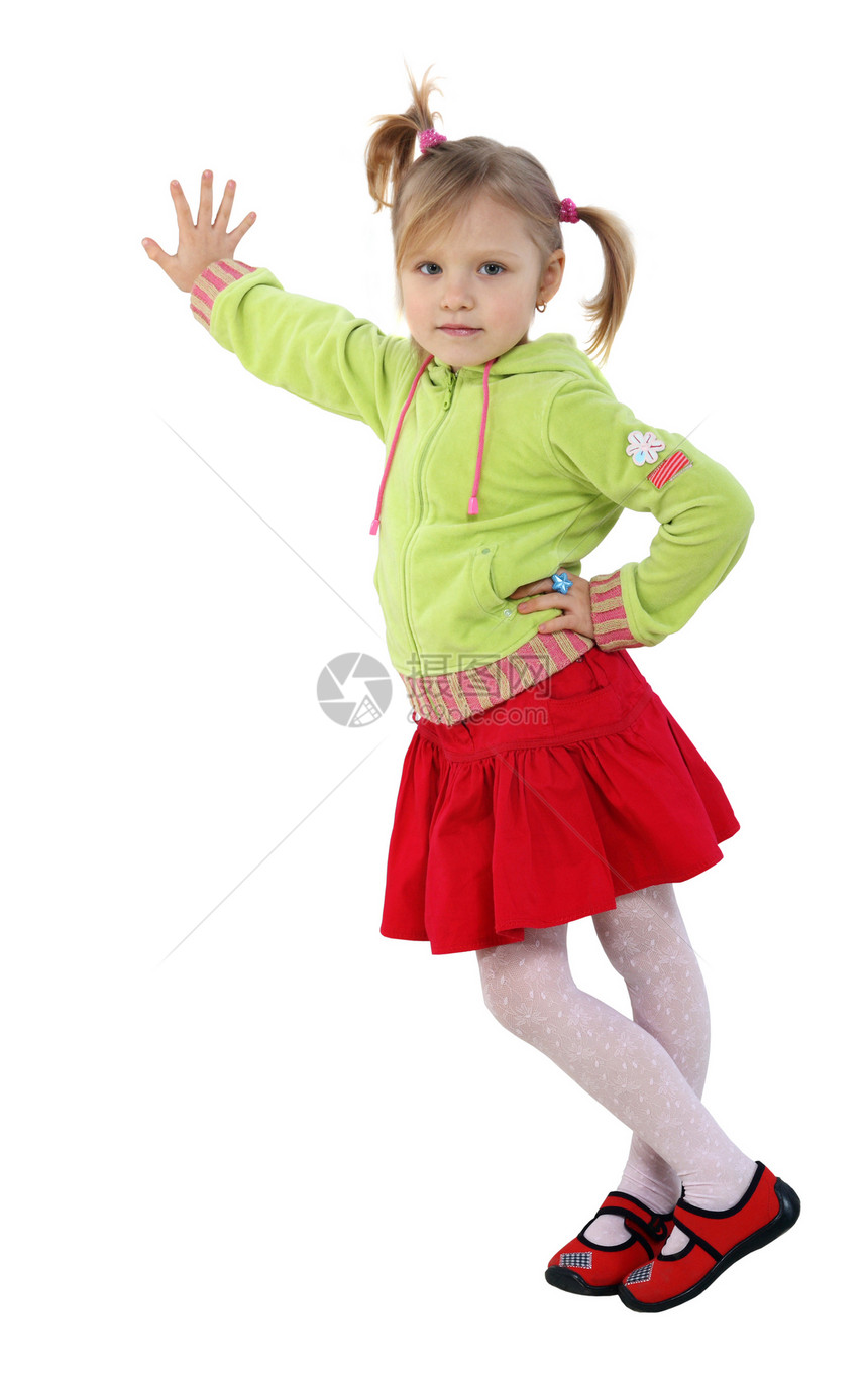 小女孩站在墙边 红裙子 绿女人的夹克女性头发快乐眼睛工作室乐趣童年衣服女孩皮肤图片