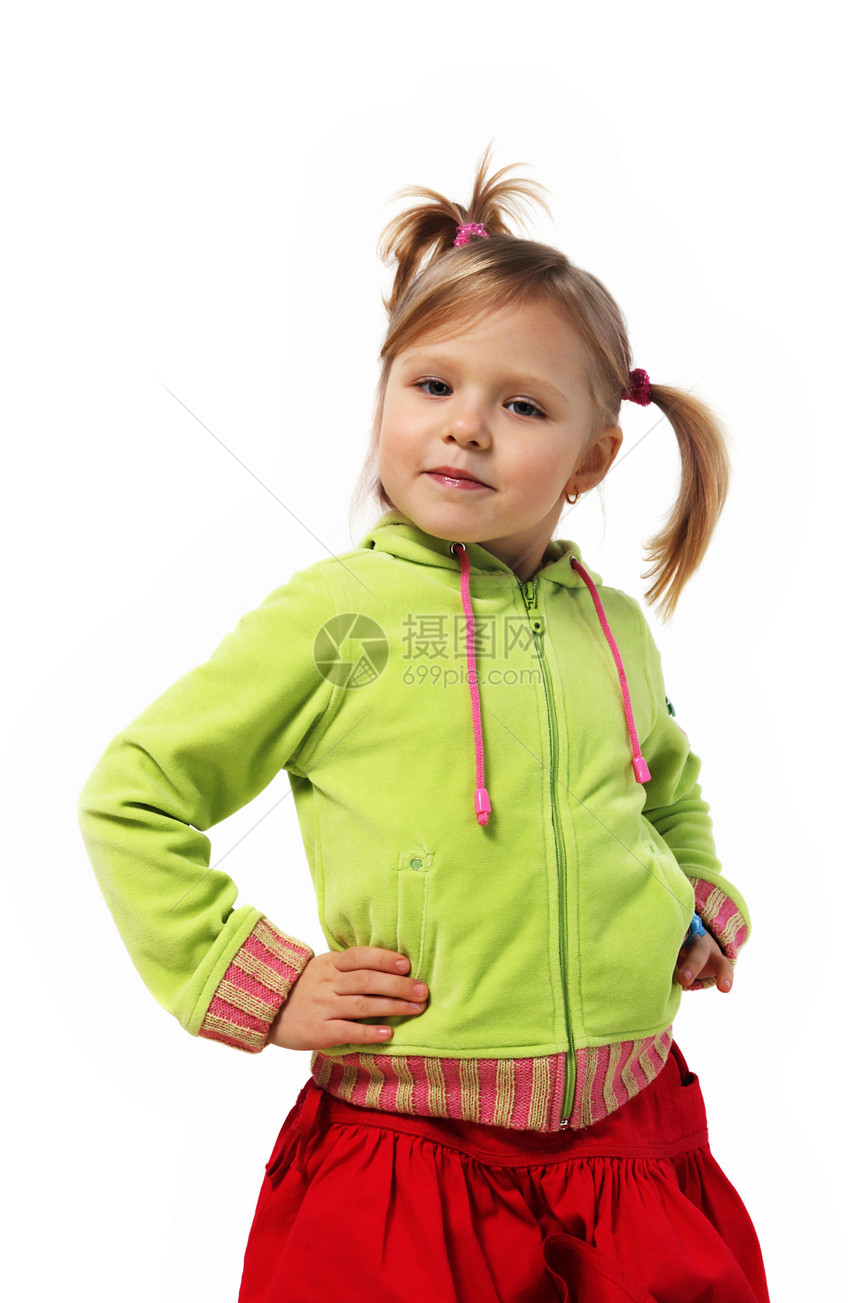 小女孩站在墙边 红裙子 绿女人的夹克孩子乐趣金发头发女孩工作室皮肤女性童年辫子图片