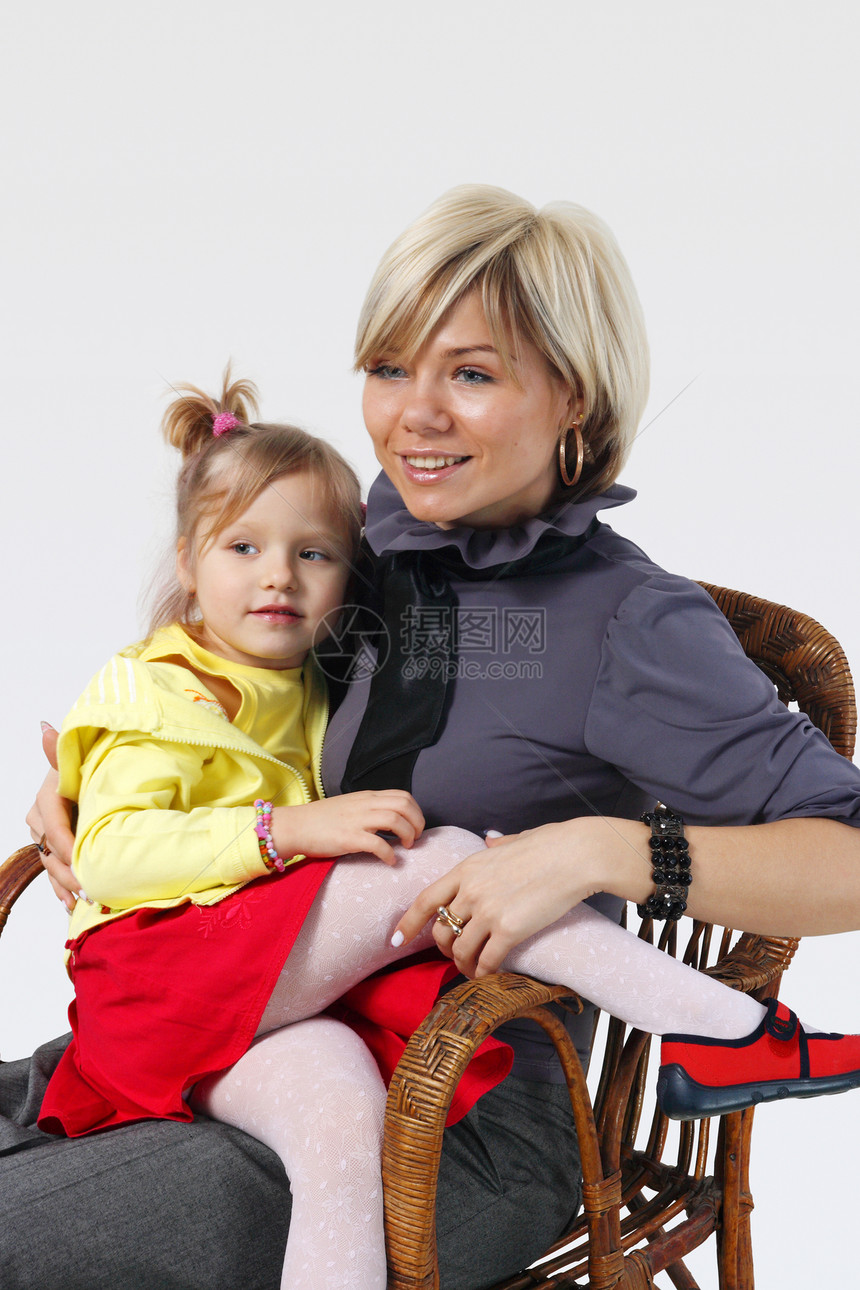 小女孩抱着年轻妈妈亲热青年喜悦压痛女儿面孔女性感情母亲家庭图片