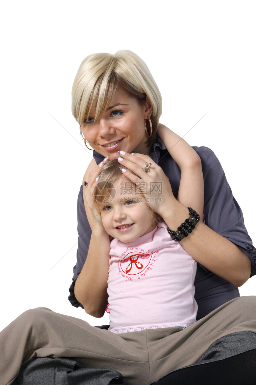 小女孩抱着年轻妈妈女儿母亲女士童年头发女孩亲热父母乐趣青年图片