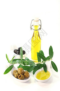 橄榄油产物黑色美食家冷压橄榄枝食物金黄色瓷碗绿色生物背景图片