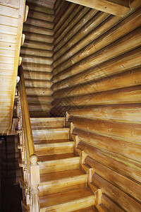 木房中的棕色木制楼梯房子奢华窗户装饰地面入口脚步柱子大厦曲线背景图片
