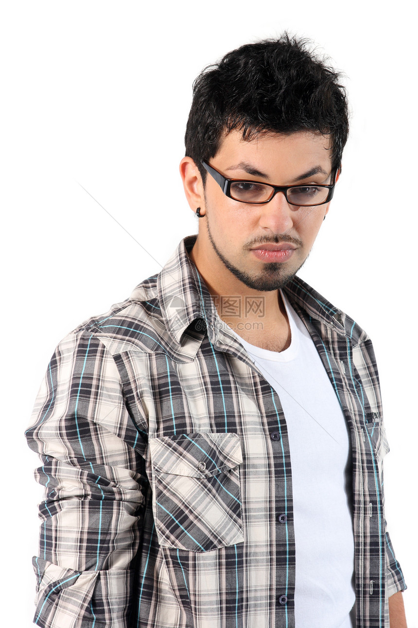 一名戴眼镜的年轻人的肖像男人头发成人眼镜微笑皮肤青年男生男性工作室图片