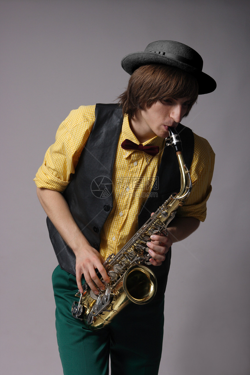 带萨克斯的人情感音乐乐器音乐家歌曲岩石娱乐男人爵士乐演员图片
