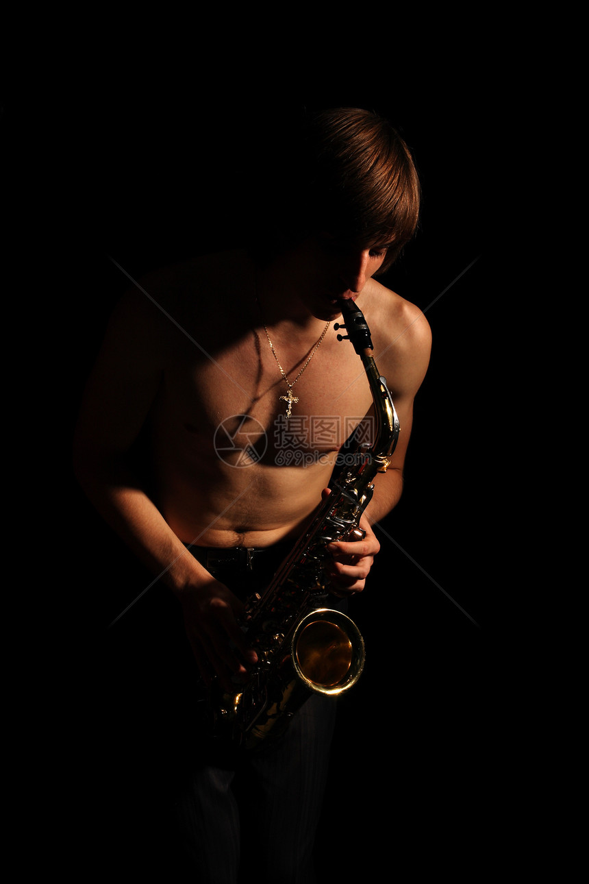 带萨克斯的人岩石爵士乐男人乐器音乐家萨克斯管黄铜金子演员男性图片
