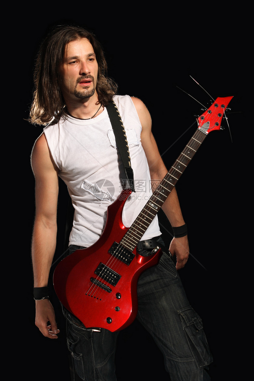 年轻音乐家 吉他手乐器娱乐居住男人细绳牛仔裤音乐红色演员活力图片