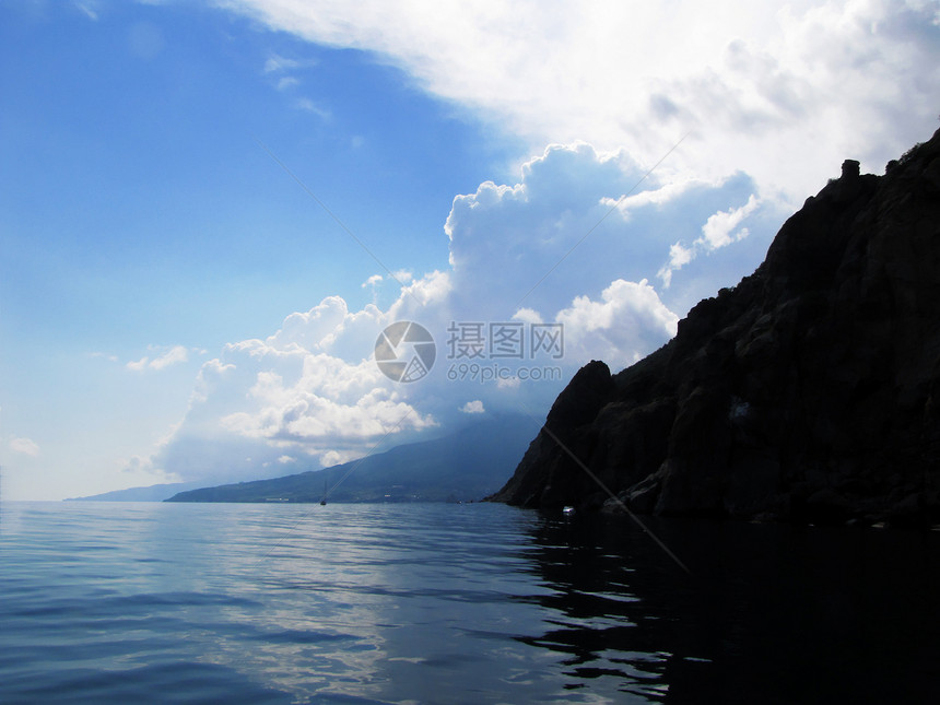 乌克兰克里米亚黑海半岛的 黑海岩石图片