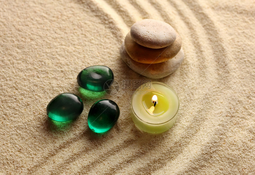 石头和蜡烛卵石冥想岩石反射火焰温泉等级制度舒适图片