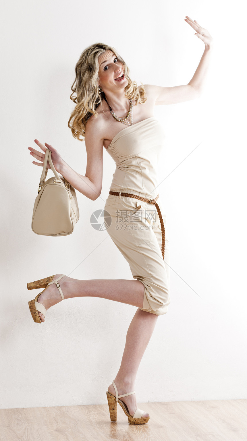穿着暑期服装和鞋子的现职妇女金发情绪高跟鞋裤子褐色手提包成人情感微笑女士图片