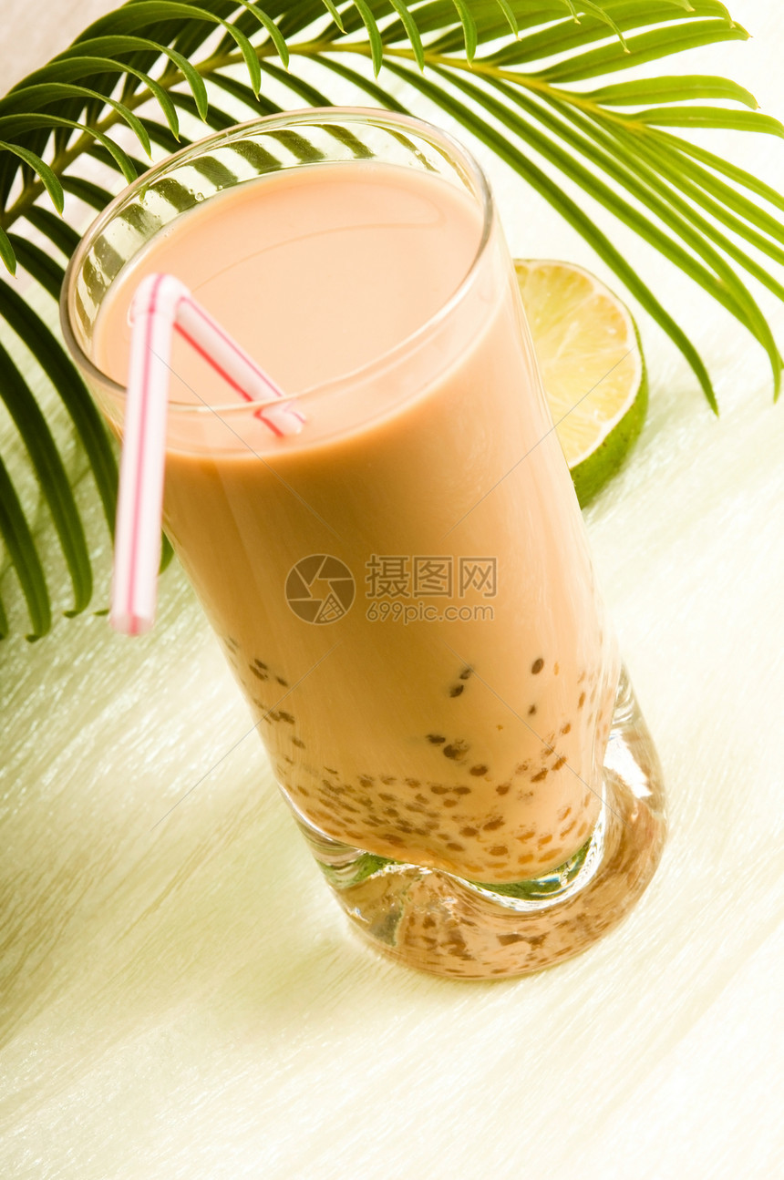白的珍珠牛奶饮料 泡泡茶冰镇派对味道叶子液体棕榈奶油热带木薯稻草图片