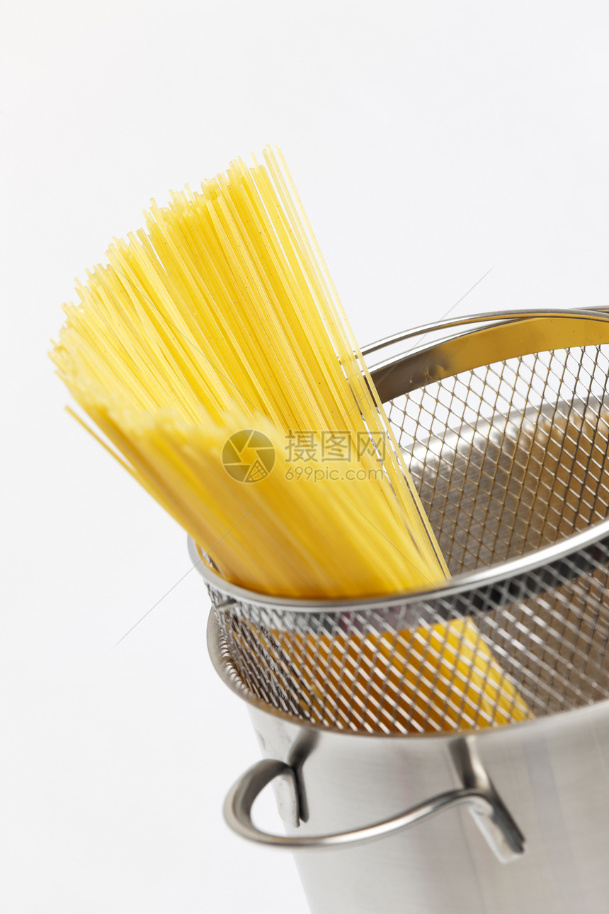 锅中的意大利面炊具静物美食营养黄色面条厨具滤器食物图片