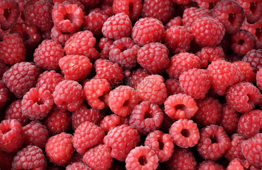白盘上的草莓浆果水果覆盆子食物甜点图片