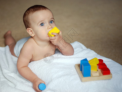 带有砖瓦的婴儿小孩智力米色砖块游戏垫子白色开发积木背景图片