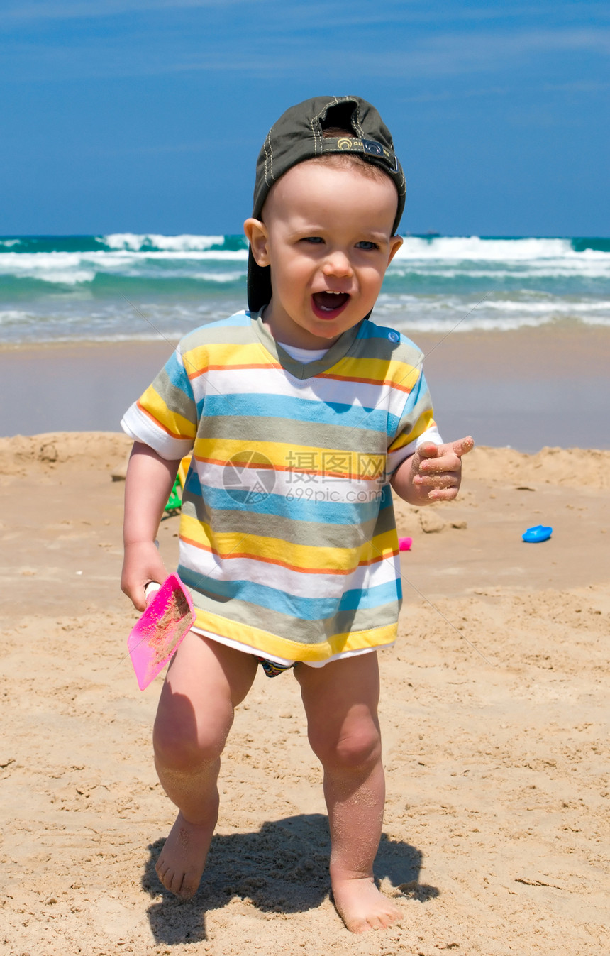 海滩上快乐的男孩男生支撑游戏乐趣晴天防晒霜孩子旅行青年微笑图片