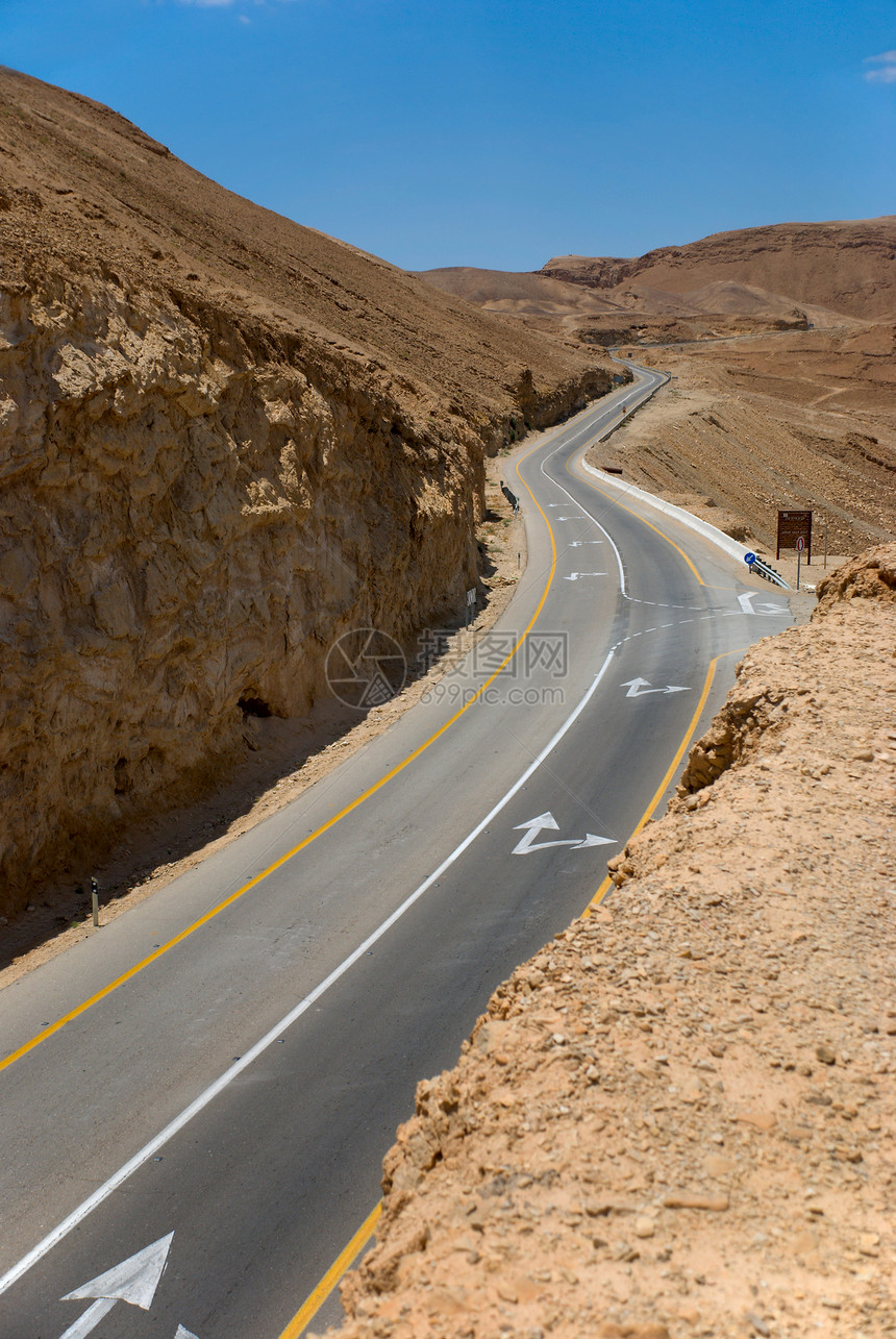 沙漠中的公路地球岩石天空旅游土地国家地标孤独旅行石头图片