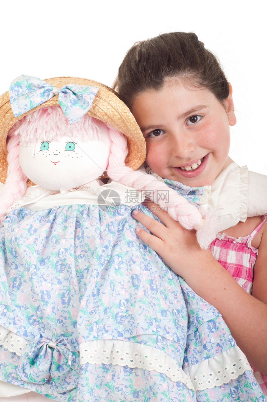 带洋娃娃的小女孩裙子玩具微笑幸福娃娃粉色青年乐趣喜悦女性图片