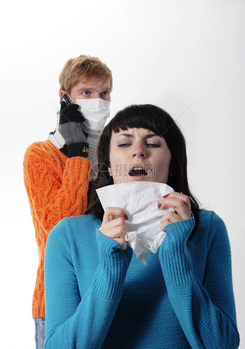 一名男子戴着面具站在一个男人的背后手帕男人安全女孩团体治疗男生疾病喷嚏传染性图片