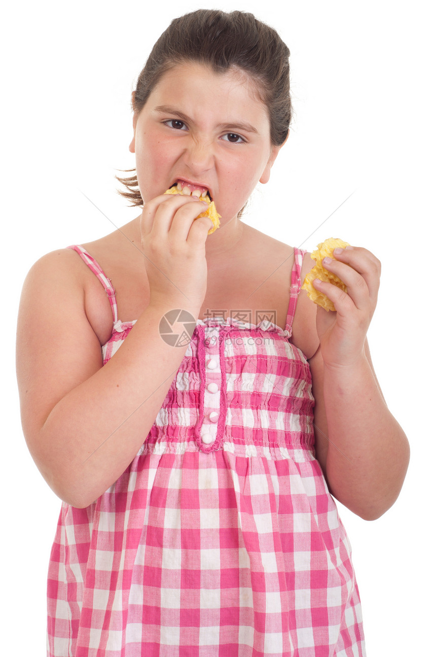 女孩吃薯片黑发童年青年筹码幸福乐趣土豆小吃孩子快乐图片