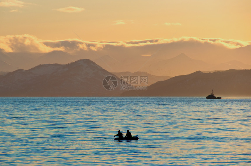 日落时的渔民船假期阳光缫丝刀具反射退休渔夫海景渔业风景图片