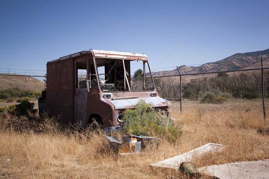 旧老生锈的废弃汽车卡车风格画像棕色红色艺术风光田园陆地交通图片