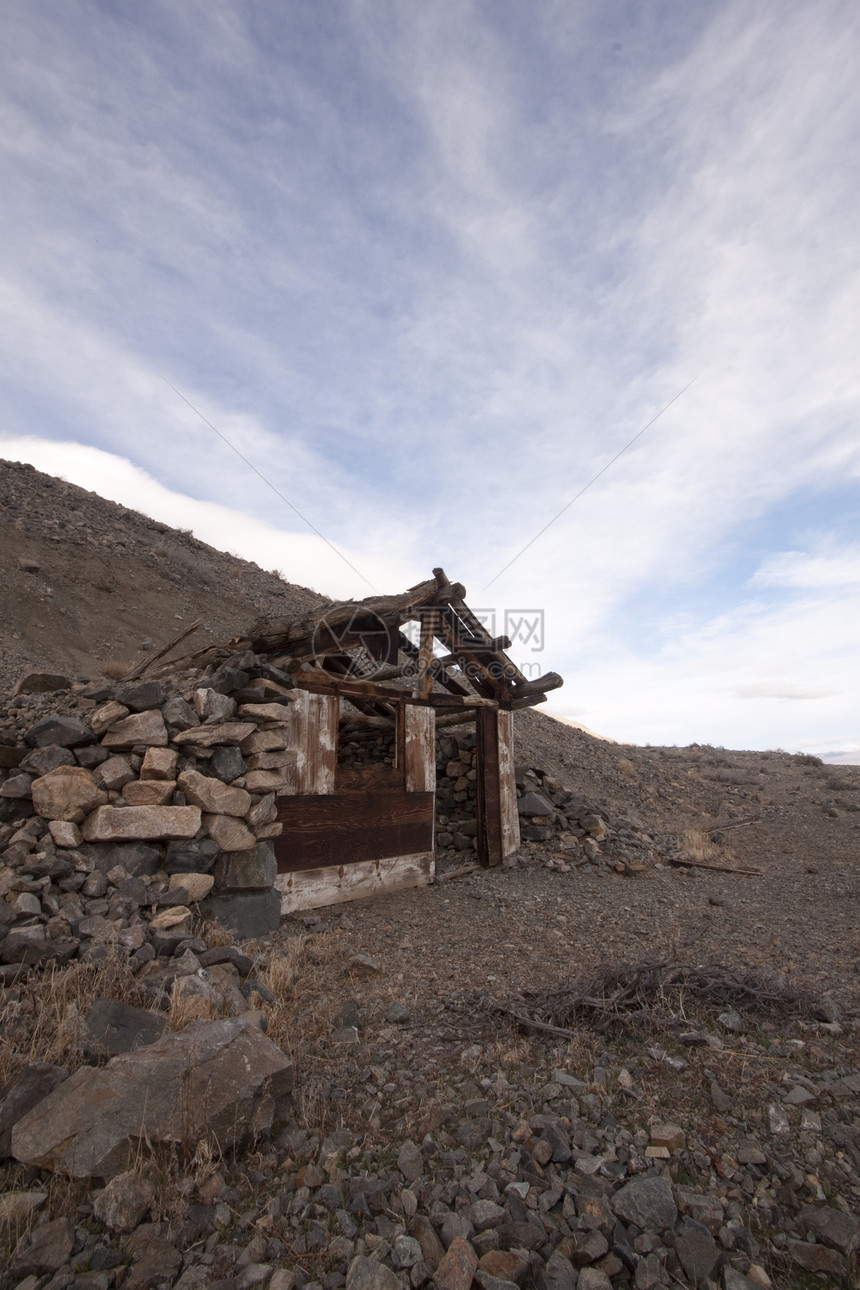荒漠中废弃的老小屋 风景优美的房子旅行小屋窗户爬坡天空衬套蓝色阳光运输悬崖编队窝棚图片