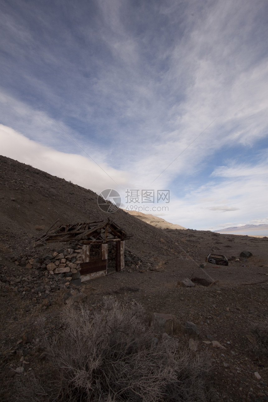 荒漠中废弃的老小屋 风景优美的房子旅行小屋高度航空喷射戏剧性蓝色爬坡阳光编队天空衬套图片