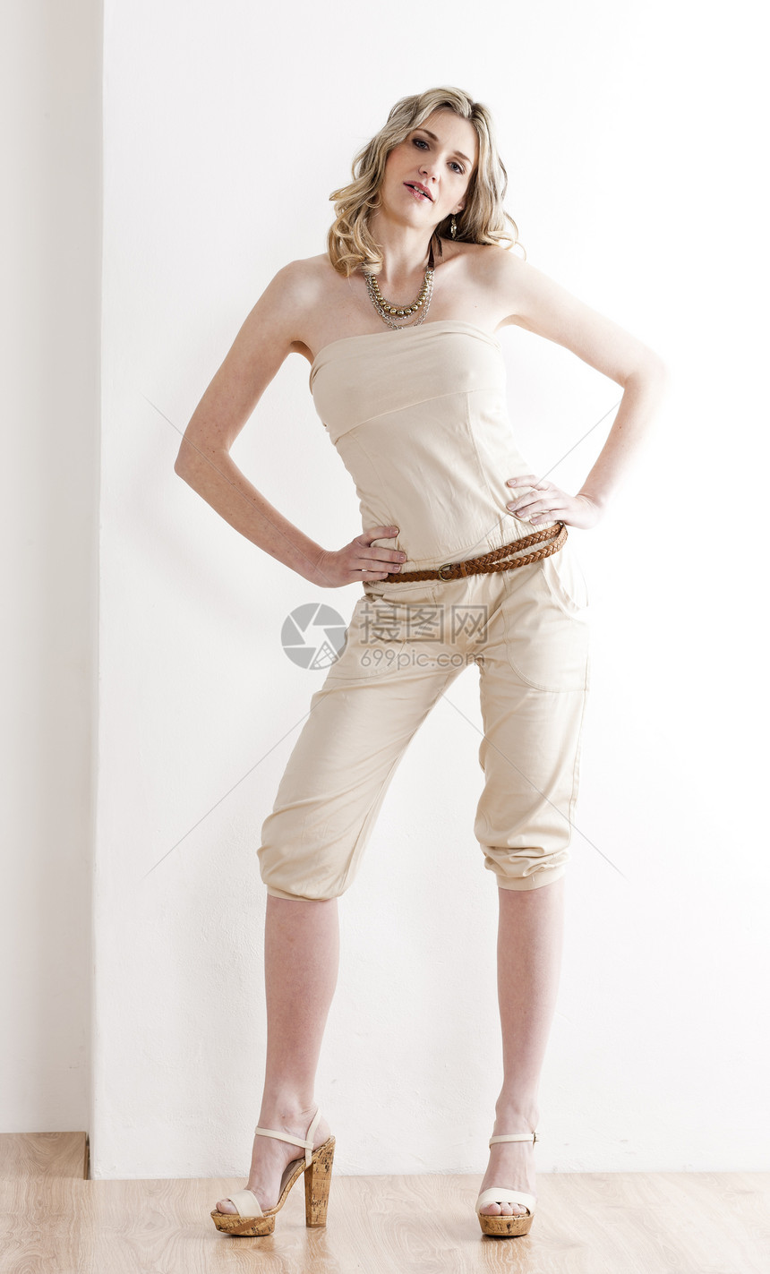 穿着暑期服装和鞋子的现职妇女长发高跟鞋腰带褐色金发成人女性裤子鞋类女士图片