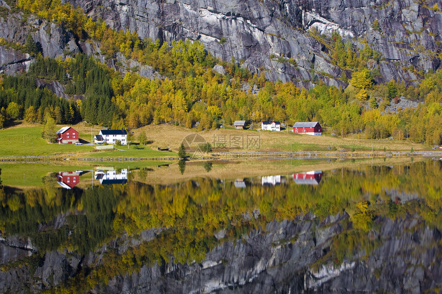 挪威奥塔河附近的地貌景观反思房子植被植物群反射房屋季节旅行外观河流图片