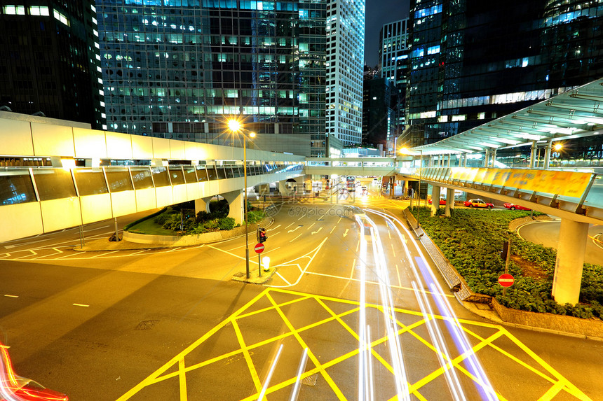 现代城市的夜间辉光速度场景路灯建筑驾驶交通车道过境车辆图片