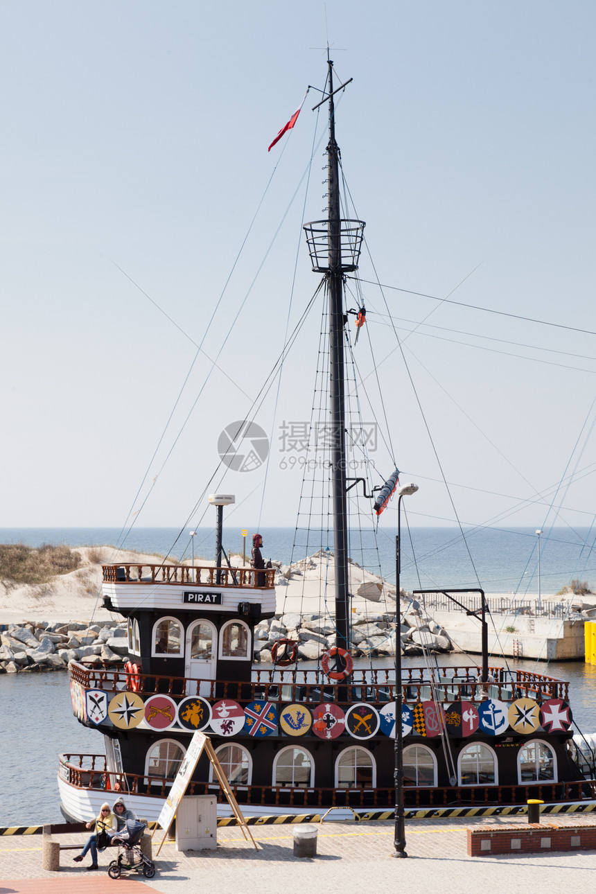 科奥布扎格港港口海浪血管码头海岸罪人支撑旗帜运输渔船图片