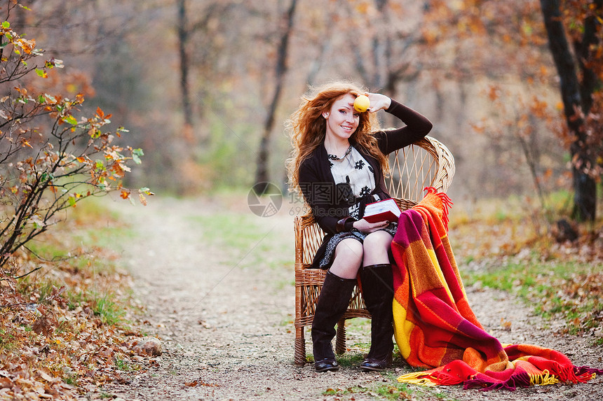 秋叶的红发女孩微笑金发奢华格子草地公园美丽头发衣服森林图片