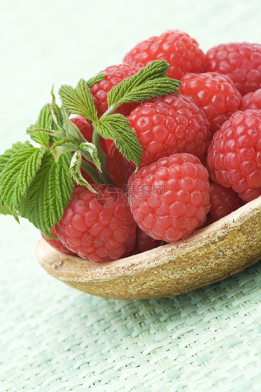 新鲜草莓宏观甜点食物养分绿色果实饮食花园红色白色图片