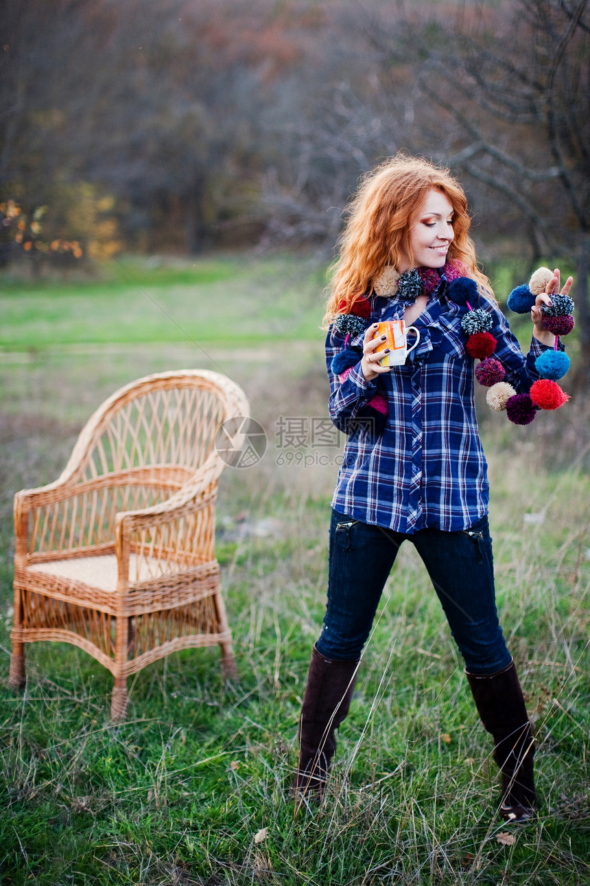 秋叶的红发女孩女士头发发型草原金发森林奢华微笑魅力女孩图片