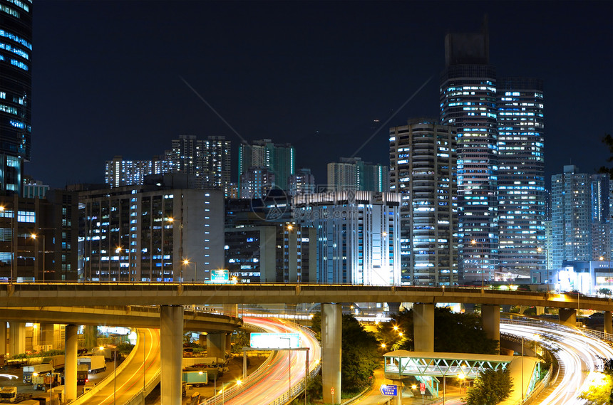 夜间现代城市地标首都汽车场景景观蓝色商业运动天际踪迹图片