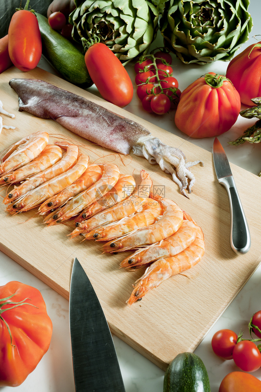 生海产食品和蔬菜的死活切菜板海鲜鱿鱼营养对虾食物静物木板美食西红柿图片