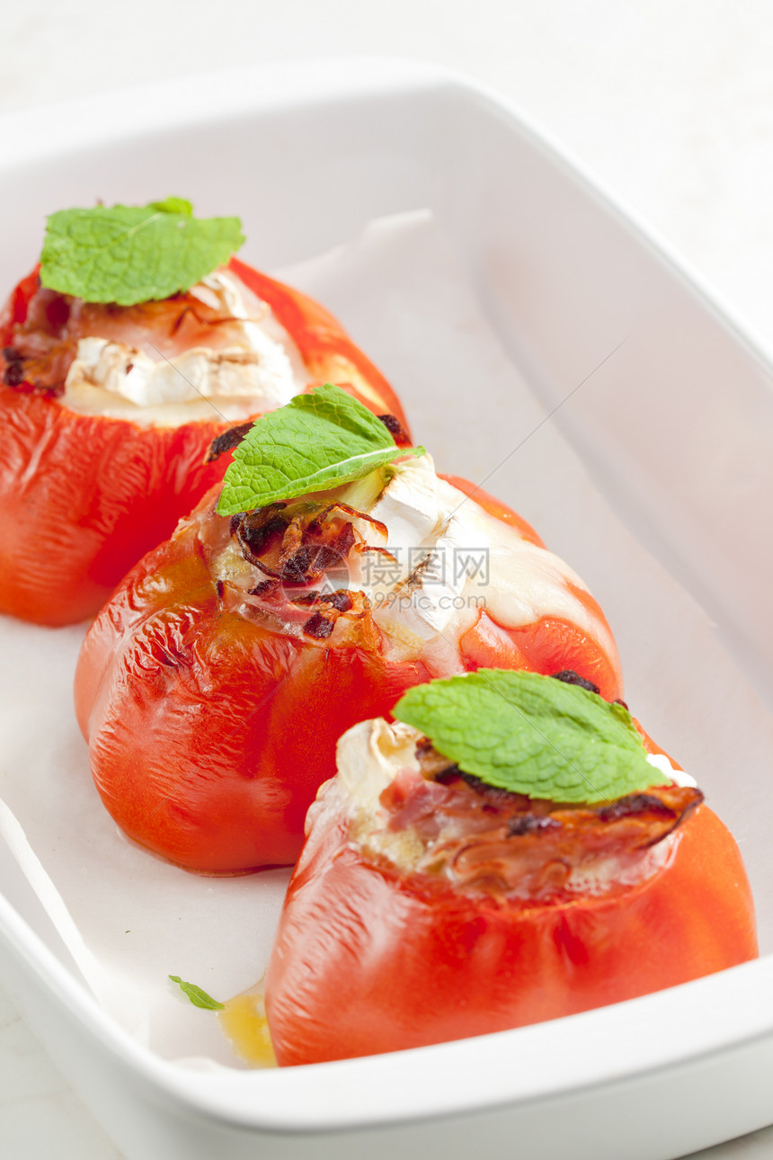 烤西红柿 加山羊奶酪和帕切塔蔬菜草药盘子熏肉美食静物食物营养图片