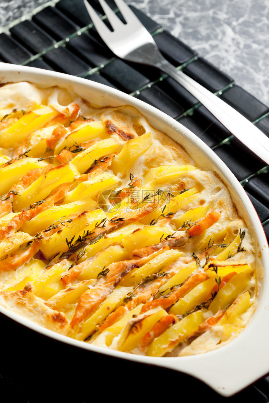 马铃薯和鲑鱼在奶油中烘烤蔬菜美食营养静物土豆盘子食物图片