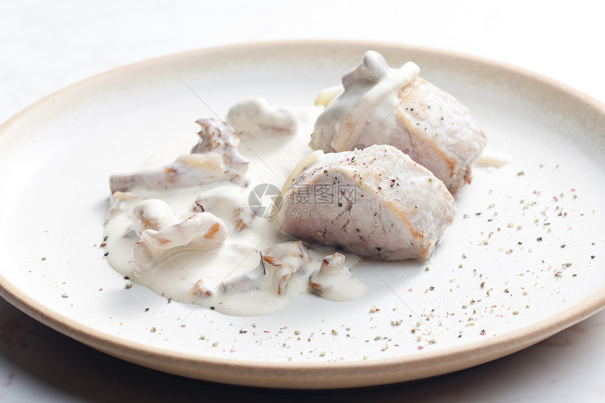 猪肉卷饼 配蘑菇和奶油酱营养猪肉食物盘子静物美食图片