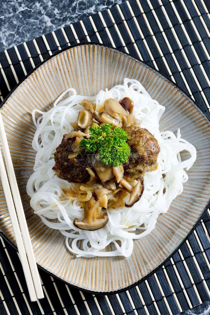 亚洲人用蘑菇煎肉球和蘑菇牛肉营养香菜静物食物盘子米粉面条碎肉美食图片