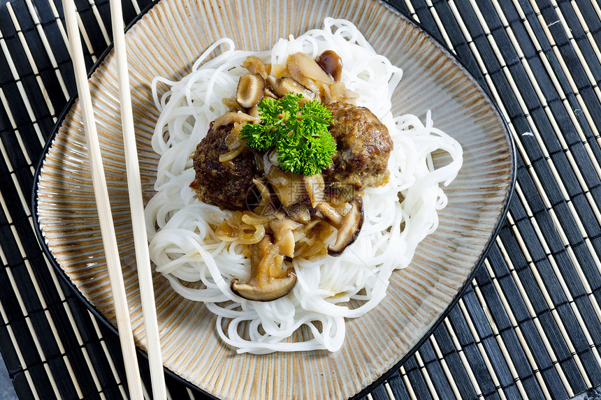 亚洲人用蘑菇煎肉球和蘑菇营养筷子美食食物牛肉静物香菜面条米粉碎肉图片