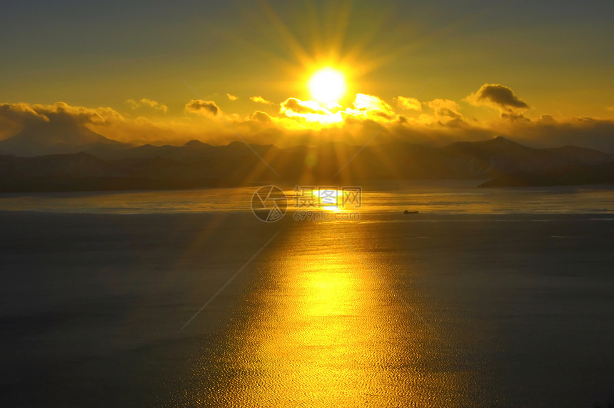 日落晴天反射旅行天空橙子地平线火山海滩海岸线假期图片