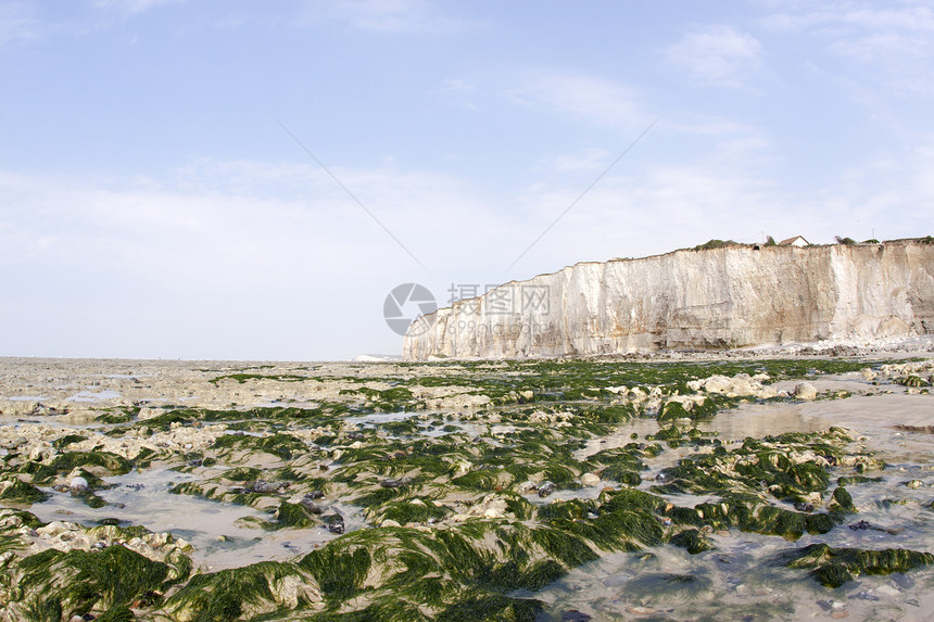 沿着海滩的粉笔悬崖碎石渠道边界卵石岩石石头海岸海洋硅胶地面图片