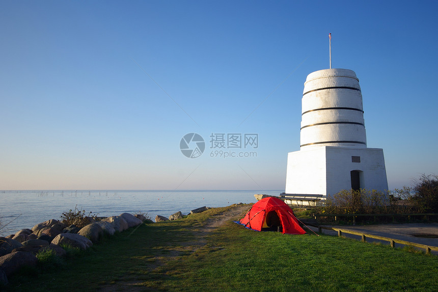 在丹麦罗德维格的一座塔露营图片