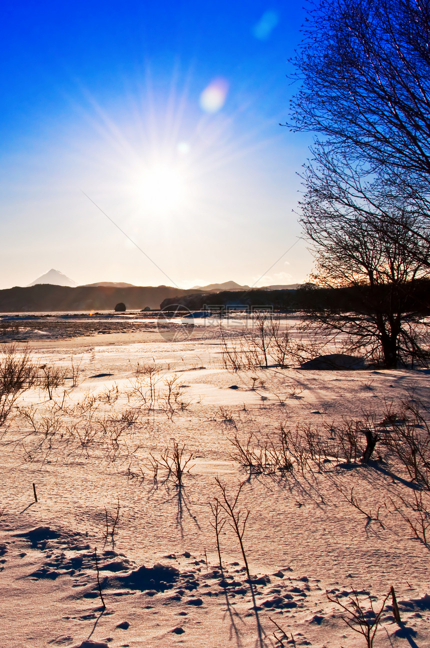 风景车道农村场景美丽孤独童话小路大路公园降雪图片