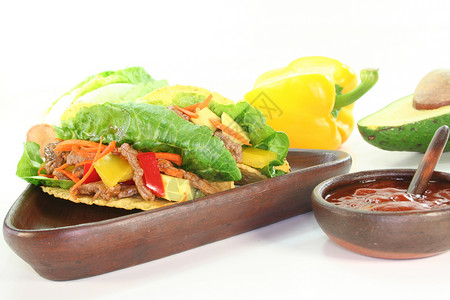 莎莎酱墨西哥有牛肉的墨西哥玉米饼胡椒食物专业盘子小吃乡村辣椒蔬菜背景
