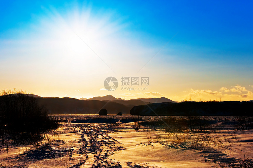 冬季风景孤独车道美丽旅行天气国家雪花场景森林季节图片