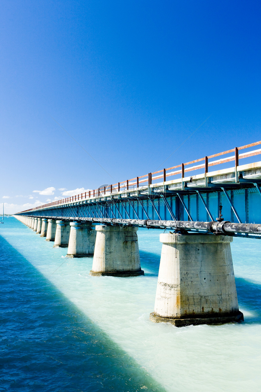 连接美国佛罗里达州佛罗里达礁岛群的公路桥热带建筑建筑物位置建筑学旅行海洋桥梁外观世界图片
