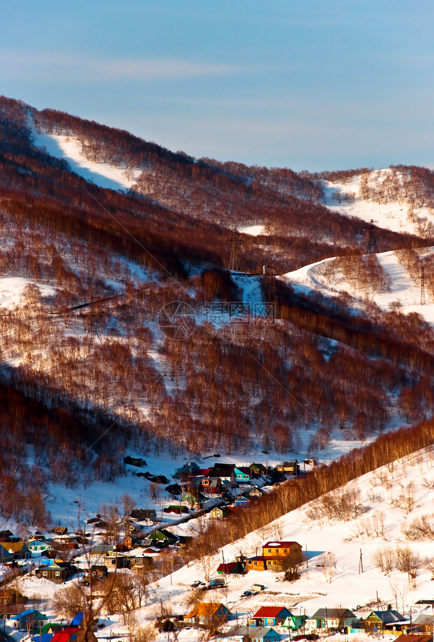 位于山丘上的定居点树木房屋高度爬坡斜坡村庄建筑学图片