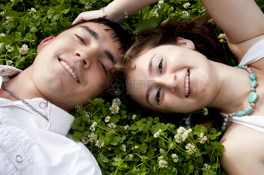 情侣在草地上相交女性微笑女士花园生活男生成人家庭公园乐趣图片